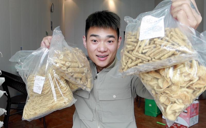 面粉做的辣条吃够了!于是买了个豆制品套餐,顺便研发下新口味